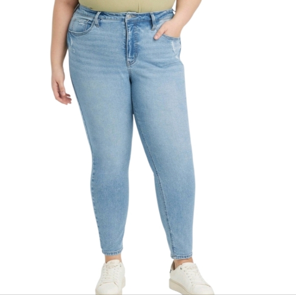 HIGH RISE LIGHT WASH SKINNY JEANS SZ 22 NWT - Picture 1 of 6
